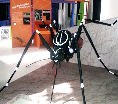 Escultura gigante do mosquito da dengue, uma das principais atrações da exposição